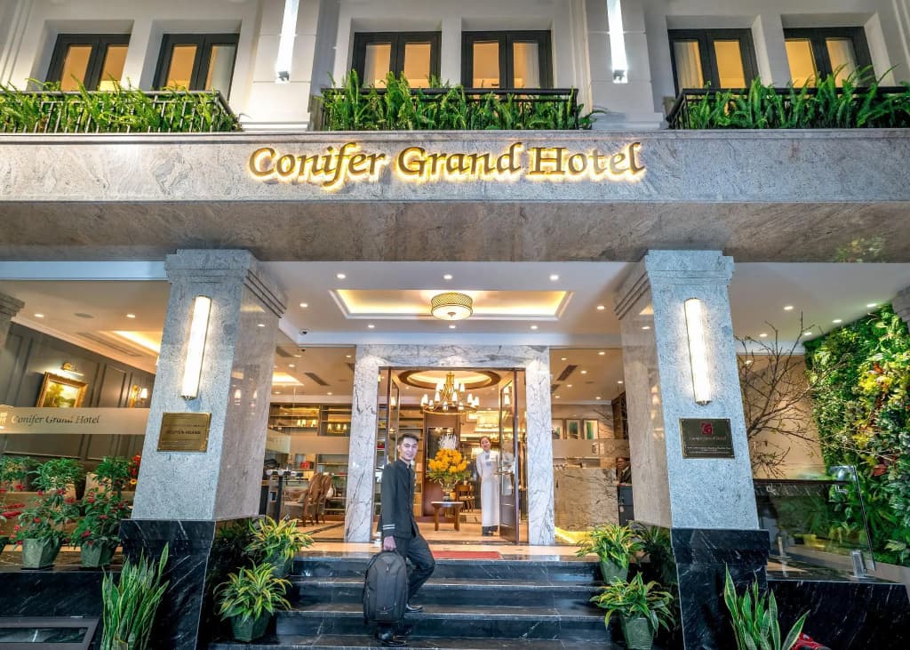 Conifer Grand Hotel - photo 1