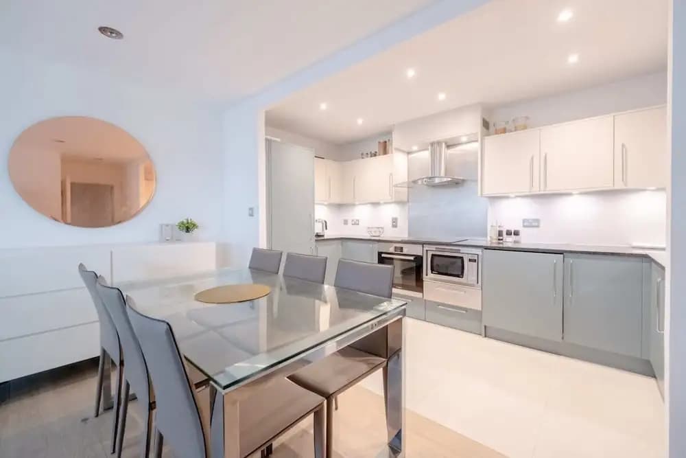 Central 2BD Flat w/ River View Balcony - Vauxhall! - photo 14