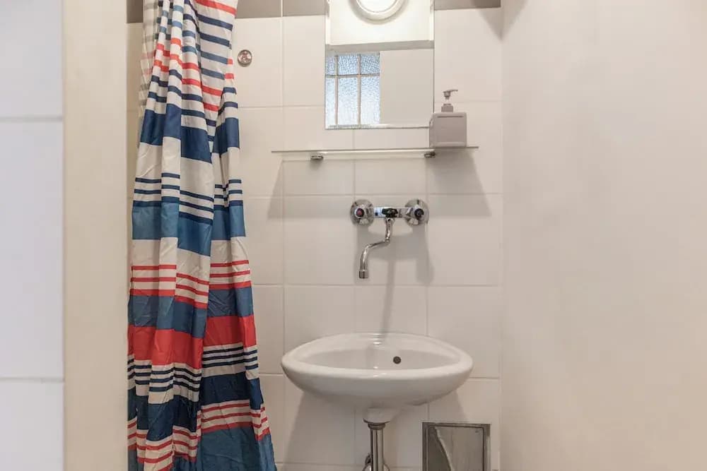 Affordable 1BR Flat for 5 Near Belvedere - photo 12