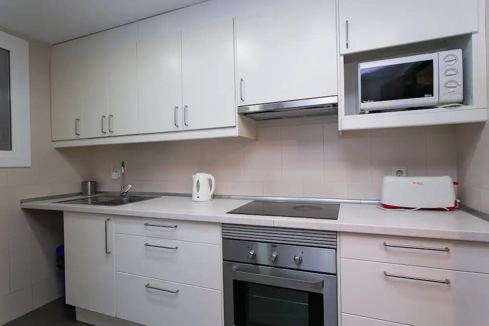 Spacious & Quiet 4 Bedroom Apartment - photo 14