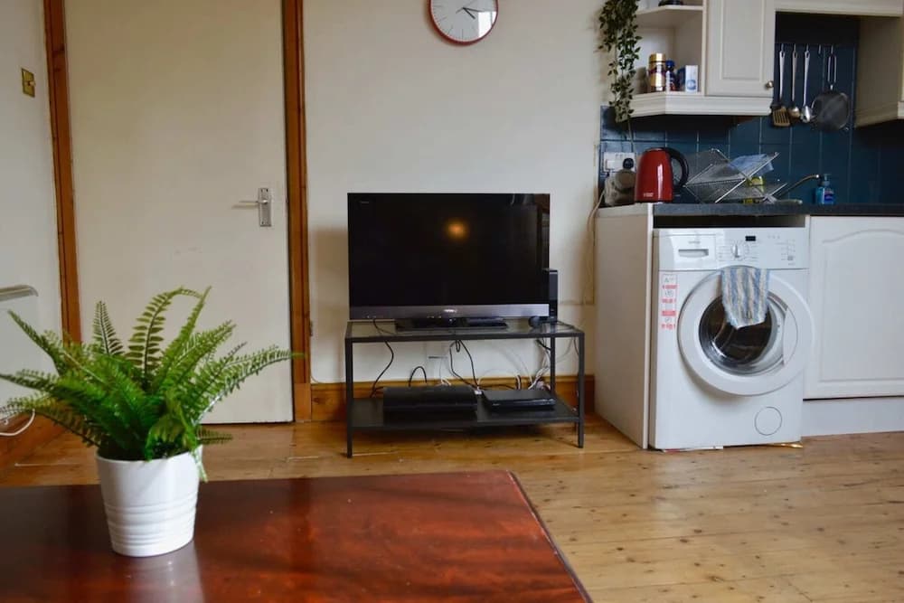 Sophisticated and Bright One Bed in Leith - photo 15