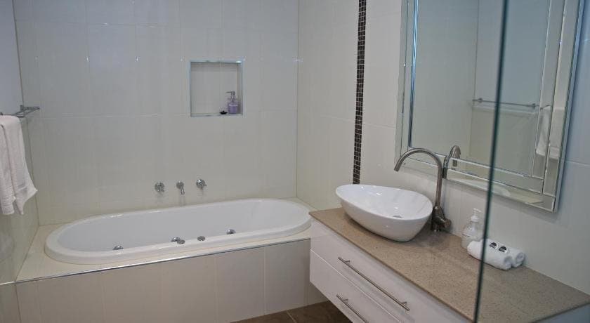 Yarra Glen Racecourse Apartments - photo 2