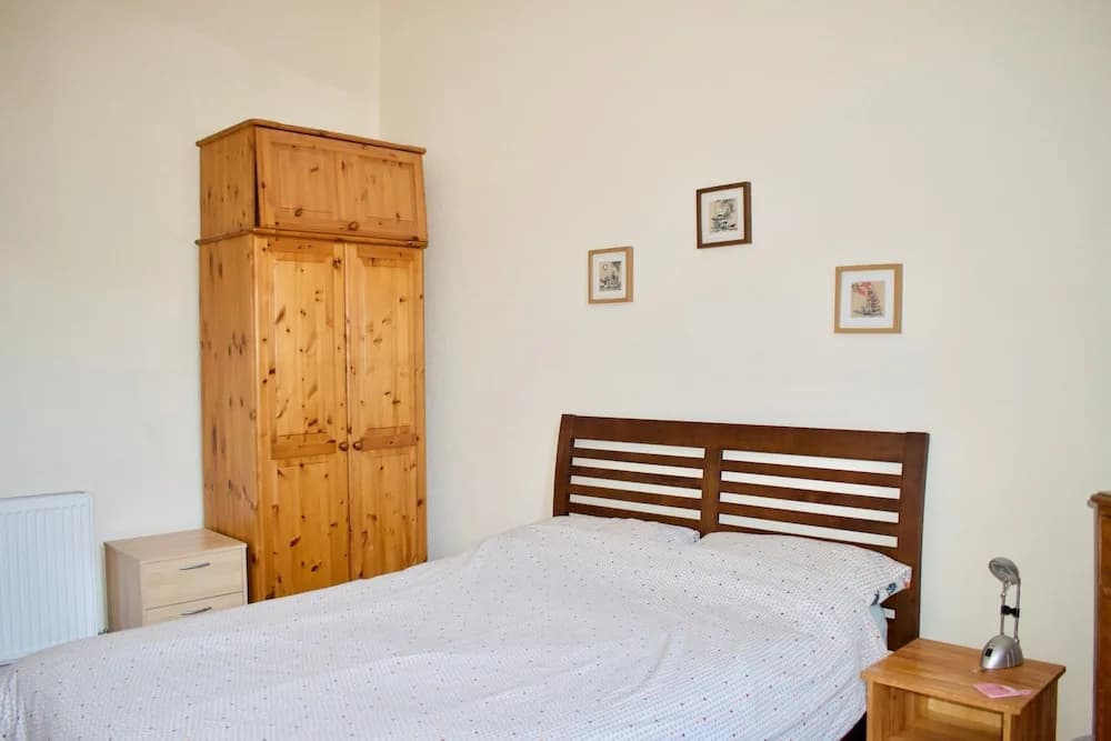 1 Bedroom Central Edinburgh Flat - photo 1