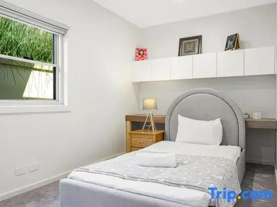 Spacious 4BR Riverfront Getaway in Taren Point - photo 8