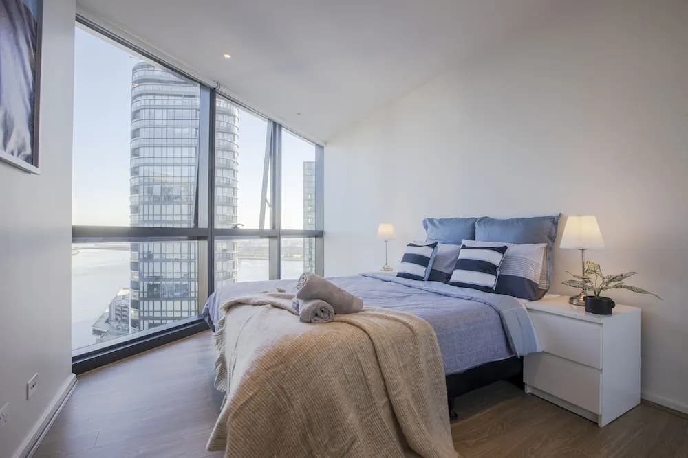 Docklands high level 1 Bedroom Apartment with pool by KozyGuru - main photo