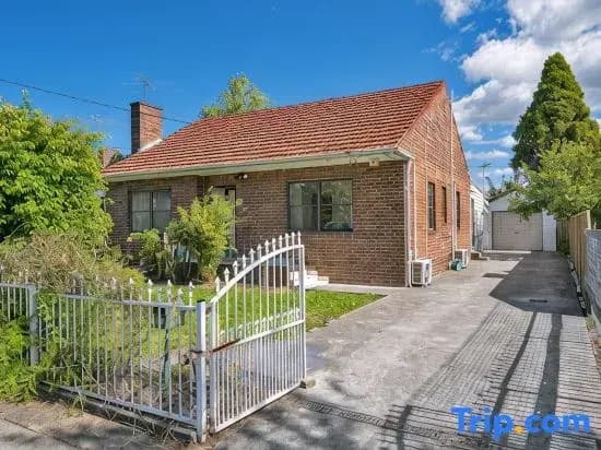 Belmore Brand new renovated 3Br house|AC & Parking - photo 1