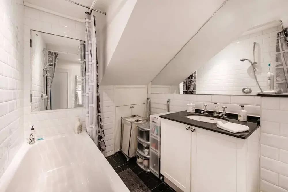 Inviting 1BD Hideaway Kensington Olympia! - photo 6