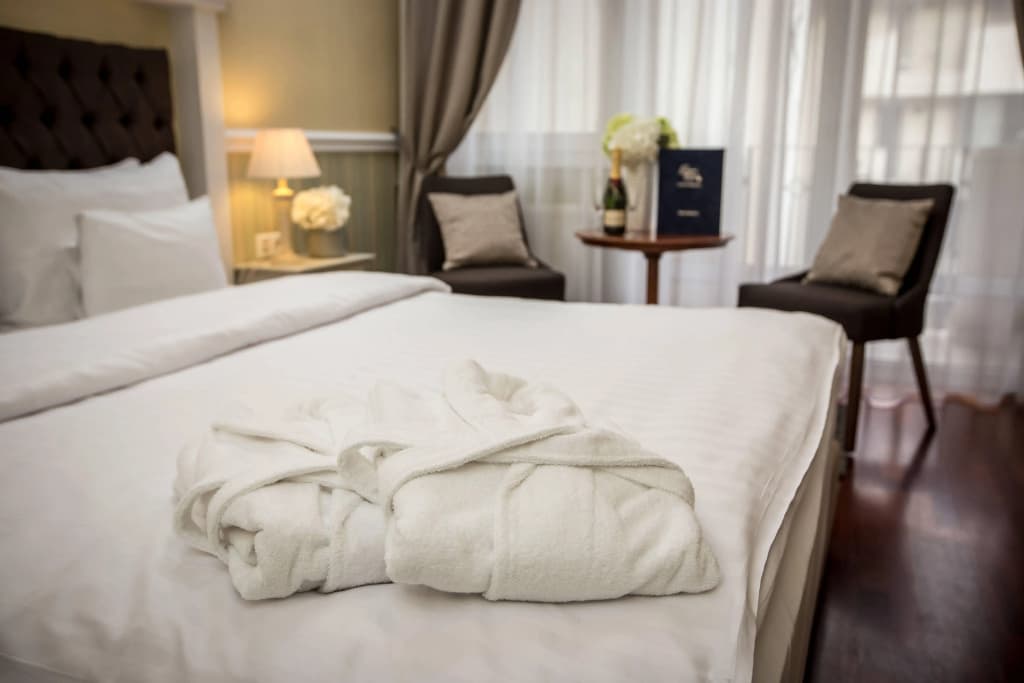 Queen's Court Hotel & Residence - photo 4