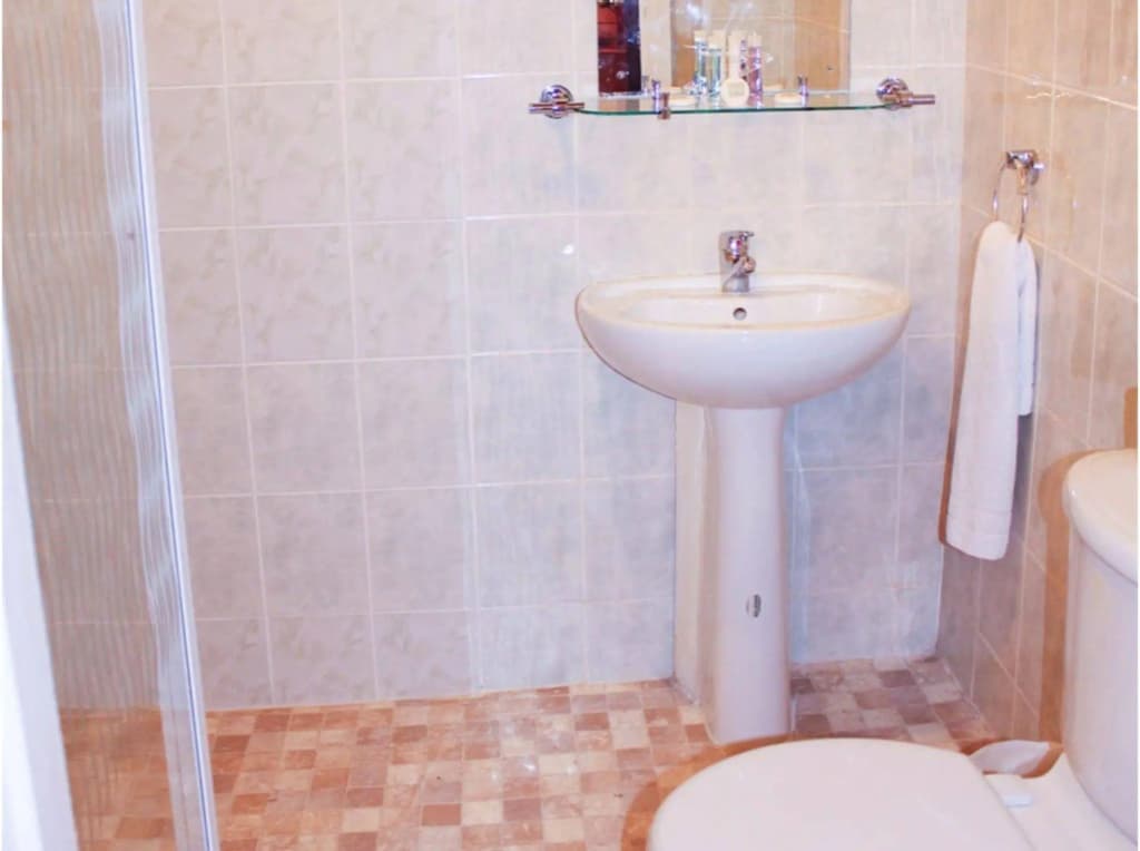 Lampton Guest House - photo 8