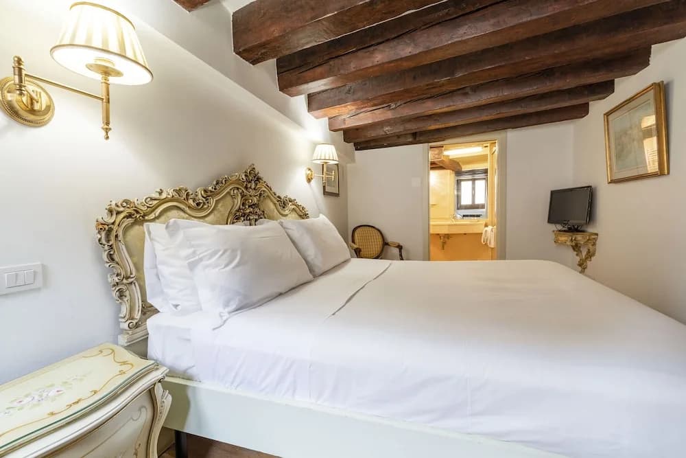 Gondola Luxury - Campo Santi Filippo e Giacomo by Wonderful Italy - photo 4