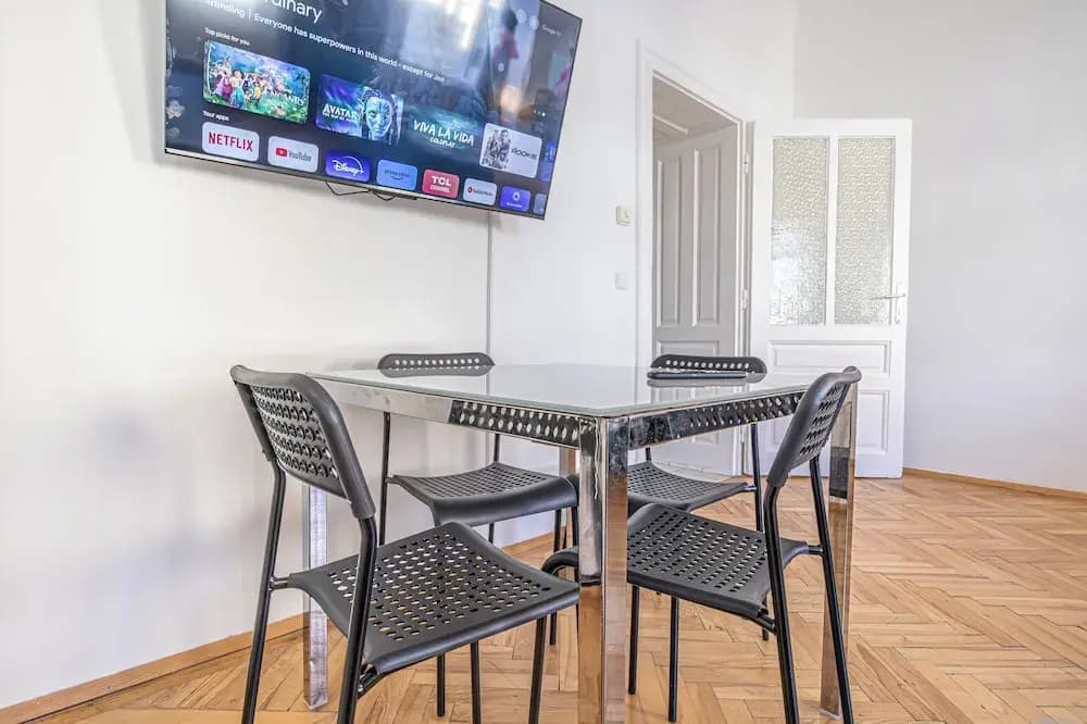 Chic 2BR Retreat Near Belvedere Palace - photo 9