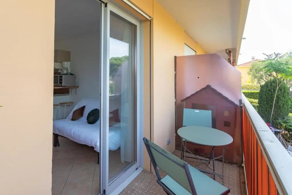 Nice Studio with balcony in quiet residence close to all amenities - photo 2