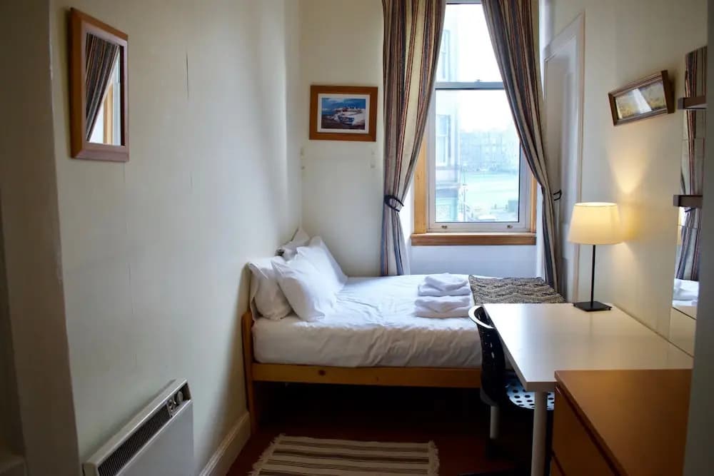 Traditional 3 Bedroom Apartment in Bruntsfield - photo 19