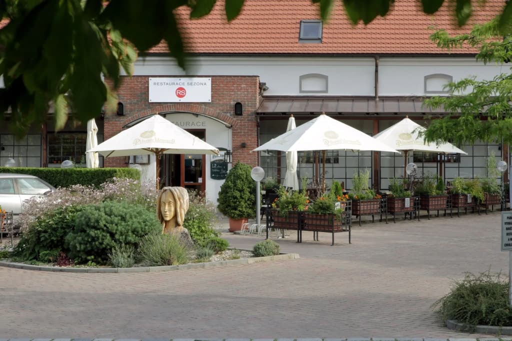 Hotel Chvalska Tvrz - photo 9