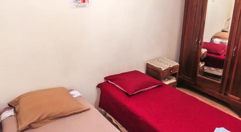 Room in apartment - Rue Droite - photo 4