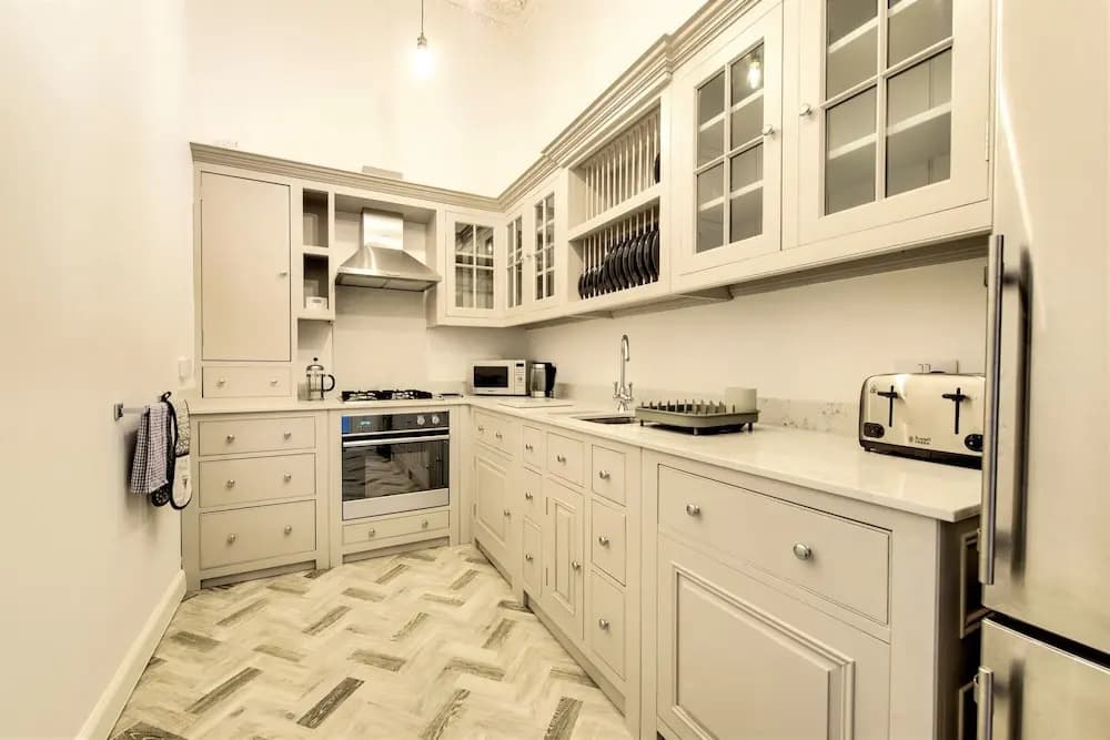 Stunning 2bdr Georgian Flat - photo 10