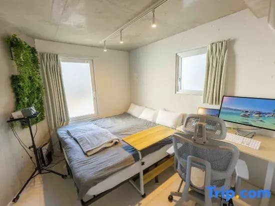 Business Stays & Couples | King Bed | Apple Monitor | Workspace | PS5 | Luggage Storage [4A] - photo 6