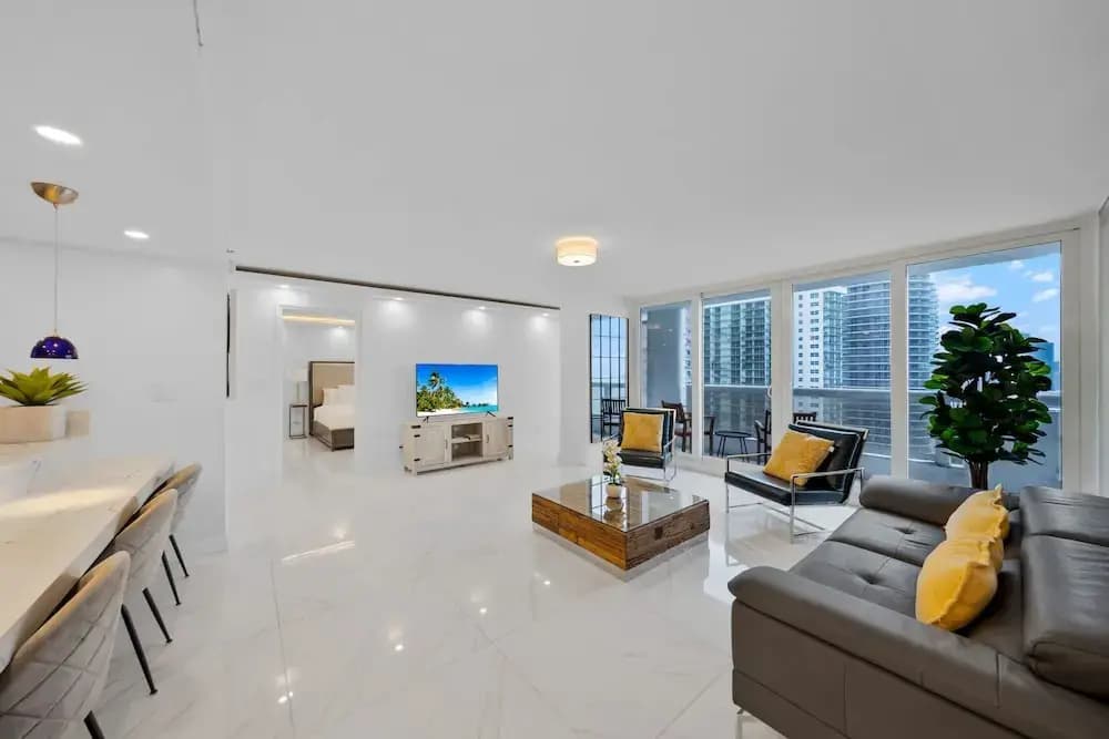 Chic Bayfront Condo With Stunning View - photo 2