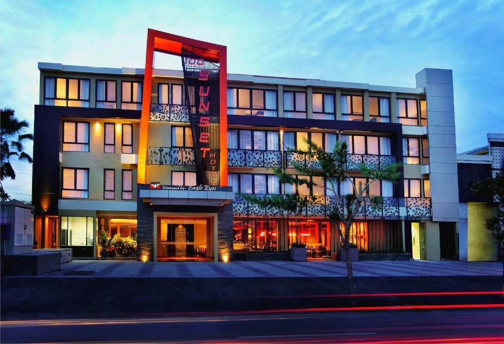 100 Sunset Hotel - photo 1