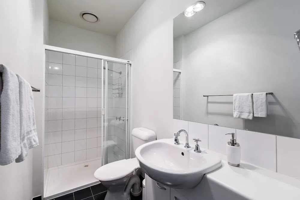 AERIN, 2BDR Melbourne Apartment - photo 9