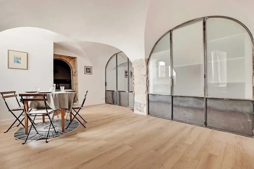 Authentic Apartment - 2br/4p - Monnaie - photo 9