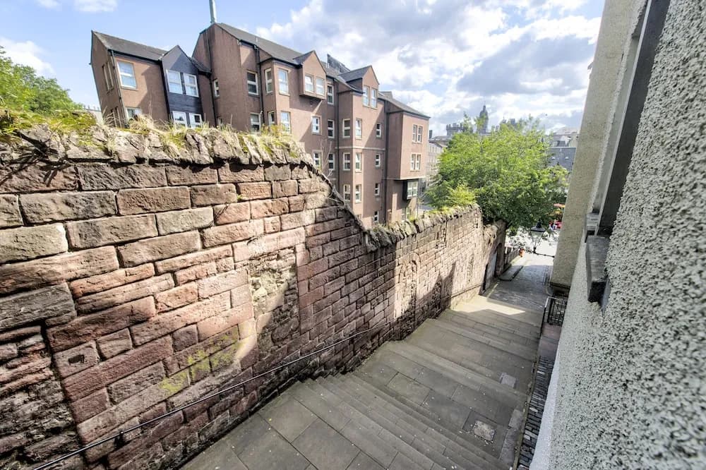JOIVY Great Location! - Charming Apt by Edinburgh Castle - photo 8