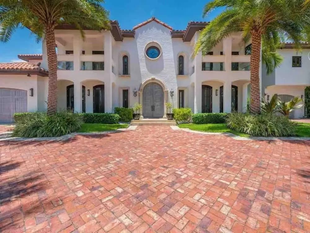 Villa Waterfront - main photo