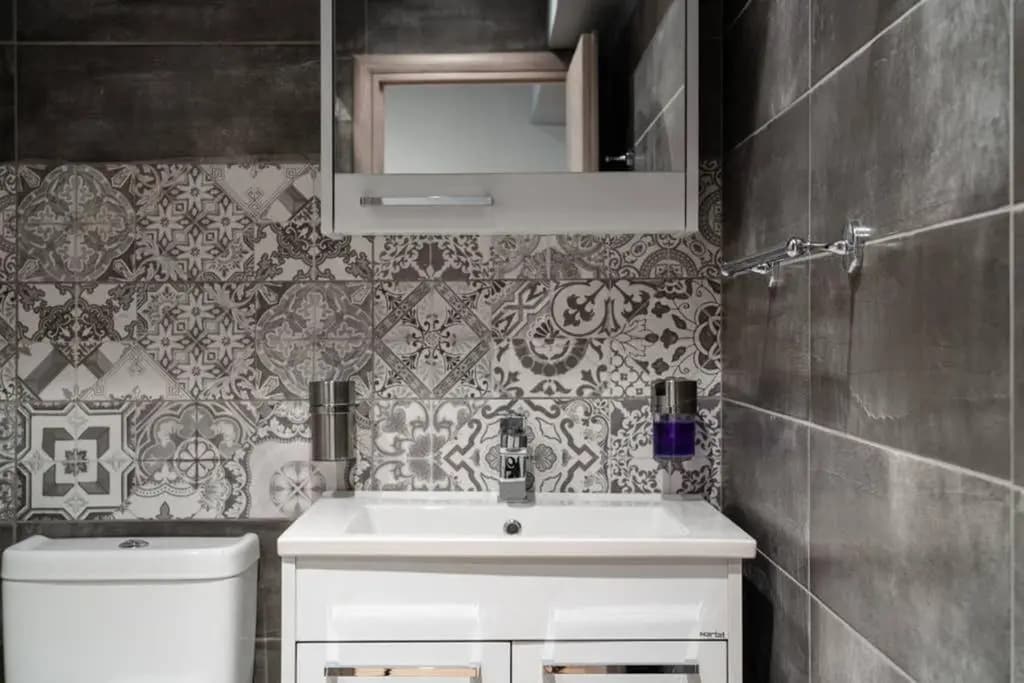 Superb suite on Aiolou street - photo 9