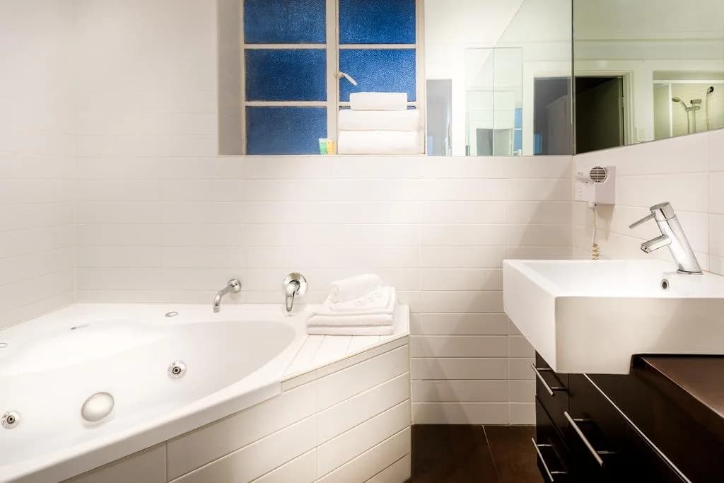 Crest on Barkly Serviced Apartments - photo 6