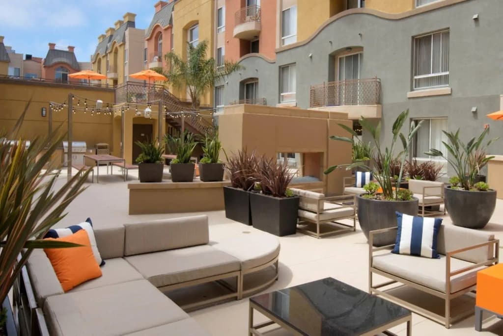 Global Luxury Suites at Lincoln Blvd - photo 18