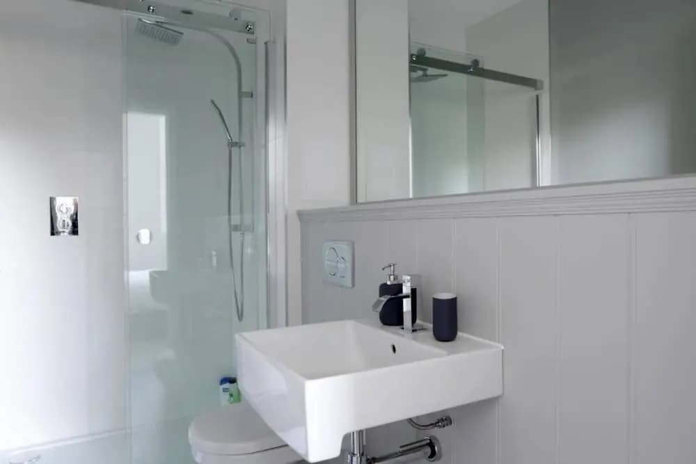 Spacious 2 Bedroom Loft In Converted School - photo 9