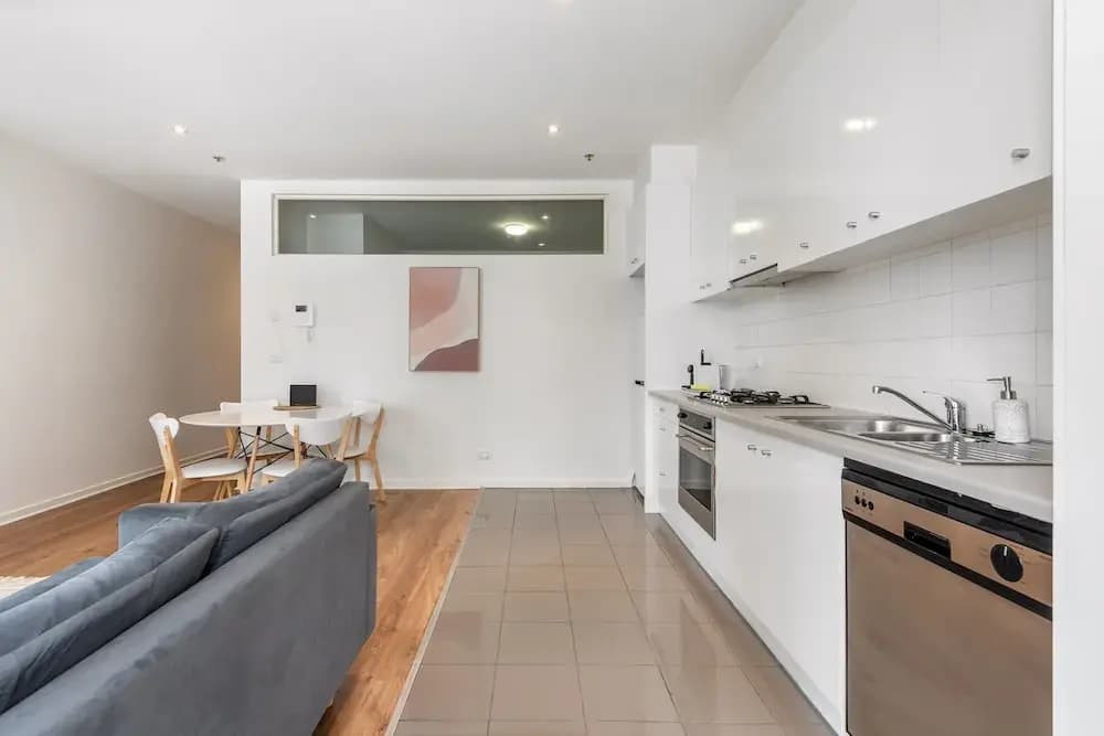 Melbourne CBD 2BR Apt With Pool & Gym Access - photo 11