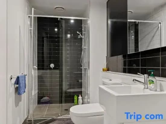Unbeatable Location - Sleek 1BR  Melbourne Central - photo 2