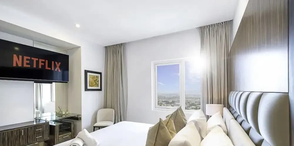 LUX  The Bonnington JLT Suite 2 - photo 3