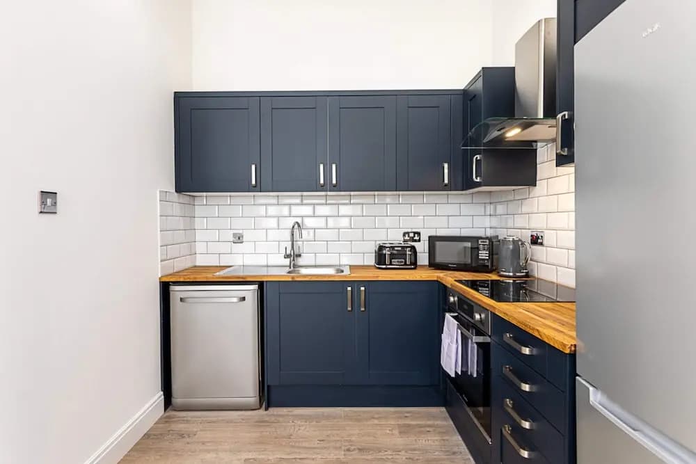 Charming Chelsea Flat - photo 13