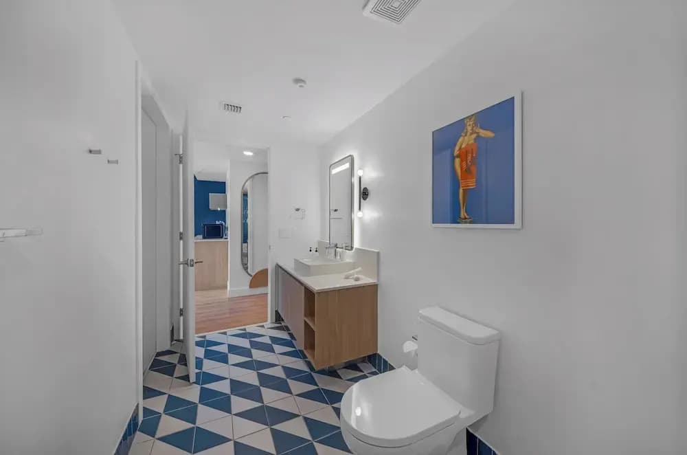 Chic Downtown 1BR with Stunning Views - photo 10