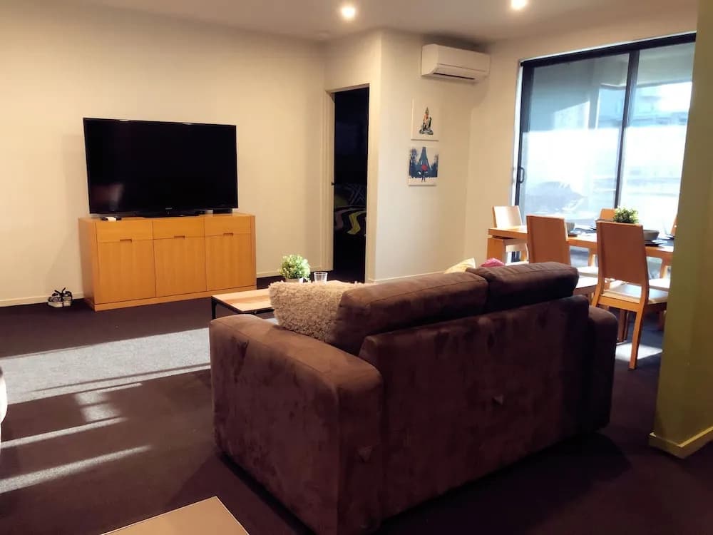 Port Melbourne Beach Front Apartment - photo 2