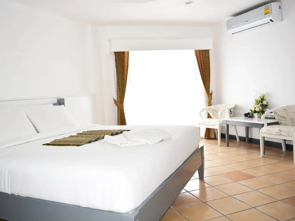YJ Hotel - photo 2