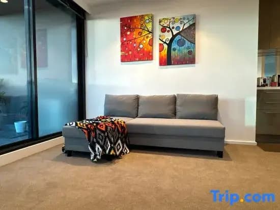 Melbourne Sky-High 2BR City Views & Free Parking - photo 9
