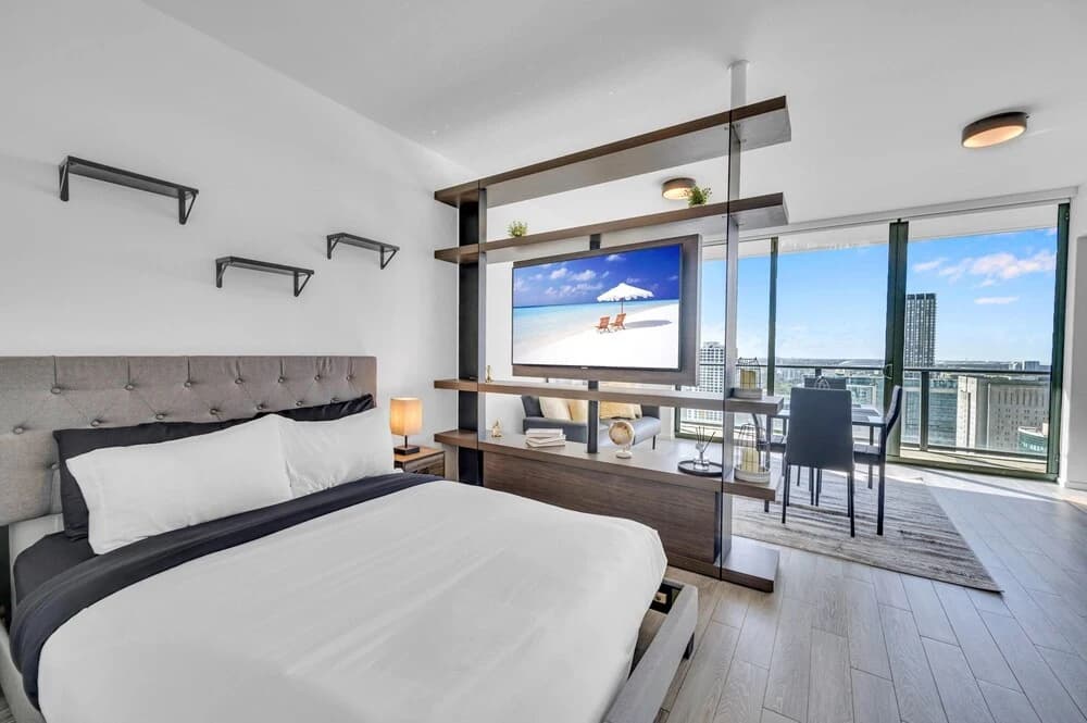 Spacious Apartment with City View - photo 2