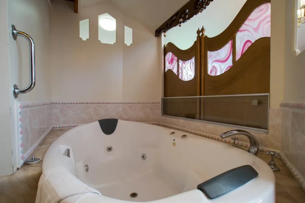 Camelot Tower And Penthouse - photo 8