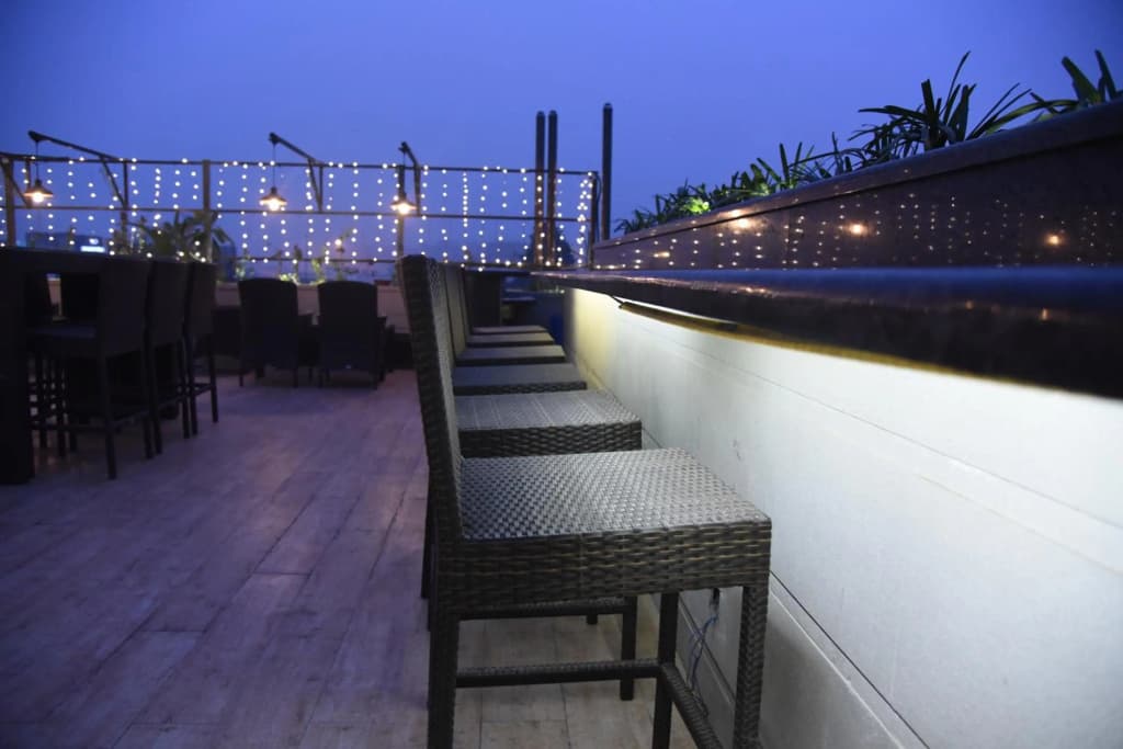 OYO 2637 Hotel Picasso Prive - photo 16