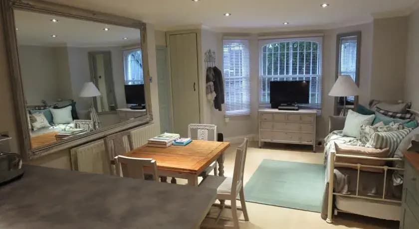 New, beautifully-designed garden flat in Clapham - photo 2