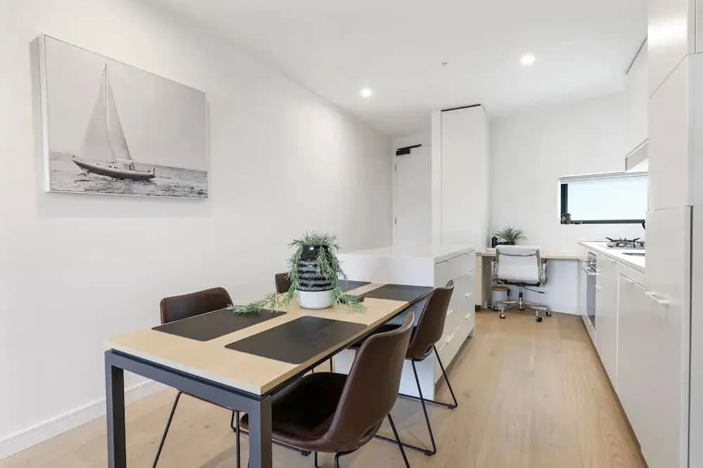 Modern 2-bed Ivanhoe Unit With Parking - photo 12