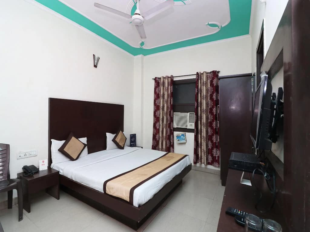 OYO 9726 Hotel Aura Palace Deluxe - photo 3