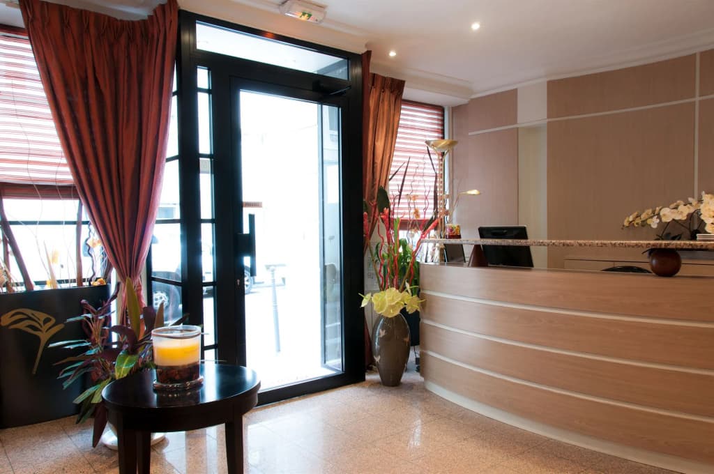 Hôtel Des Deux Avenues - photo 2