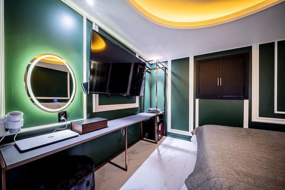 The Gray Hotel - photo 3