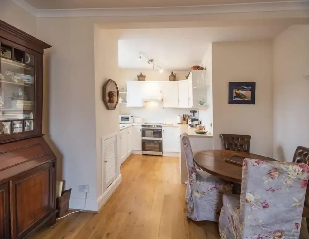 Kensington Beautiful Two Bed Apartment - photo 6