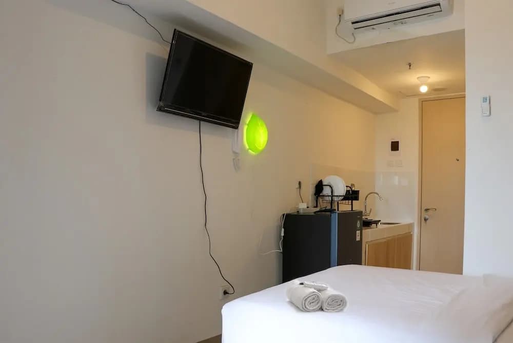 Comfy And Simply Studio Tokyo Riverside Pik 2 Apartment - photo 2