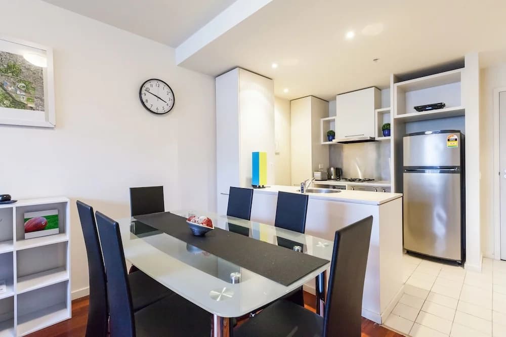 WESLEY, 2BDR Carlton Apartment - photo 4